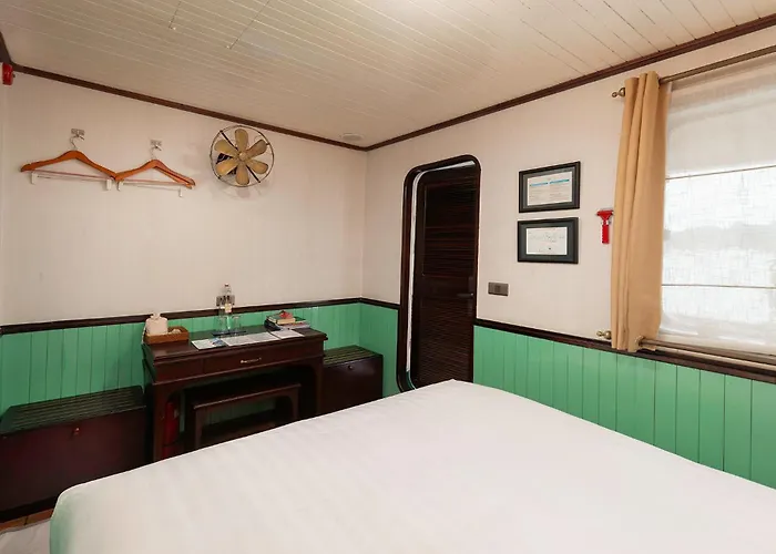 Emeraude Classic Cruises Ha Long